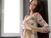 俄羅斯姑娘暴露她的乳房 開始撫摸並擠壓它們
