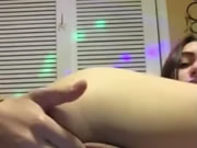 少女玩弄她敏感的陰戶